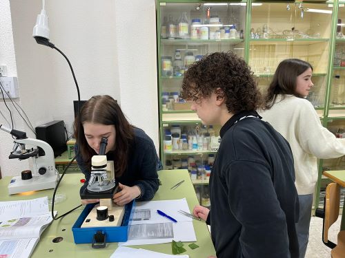 7. Skolnieces bioloģijas laboratorijā.